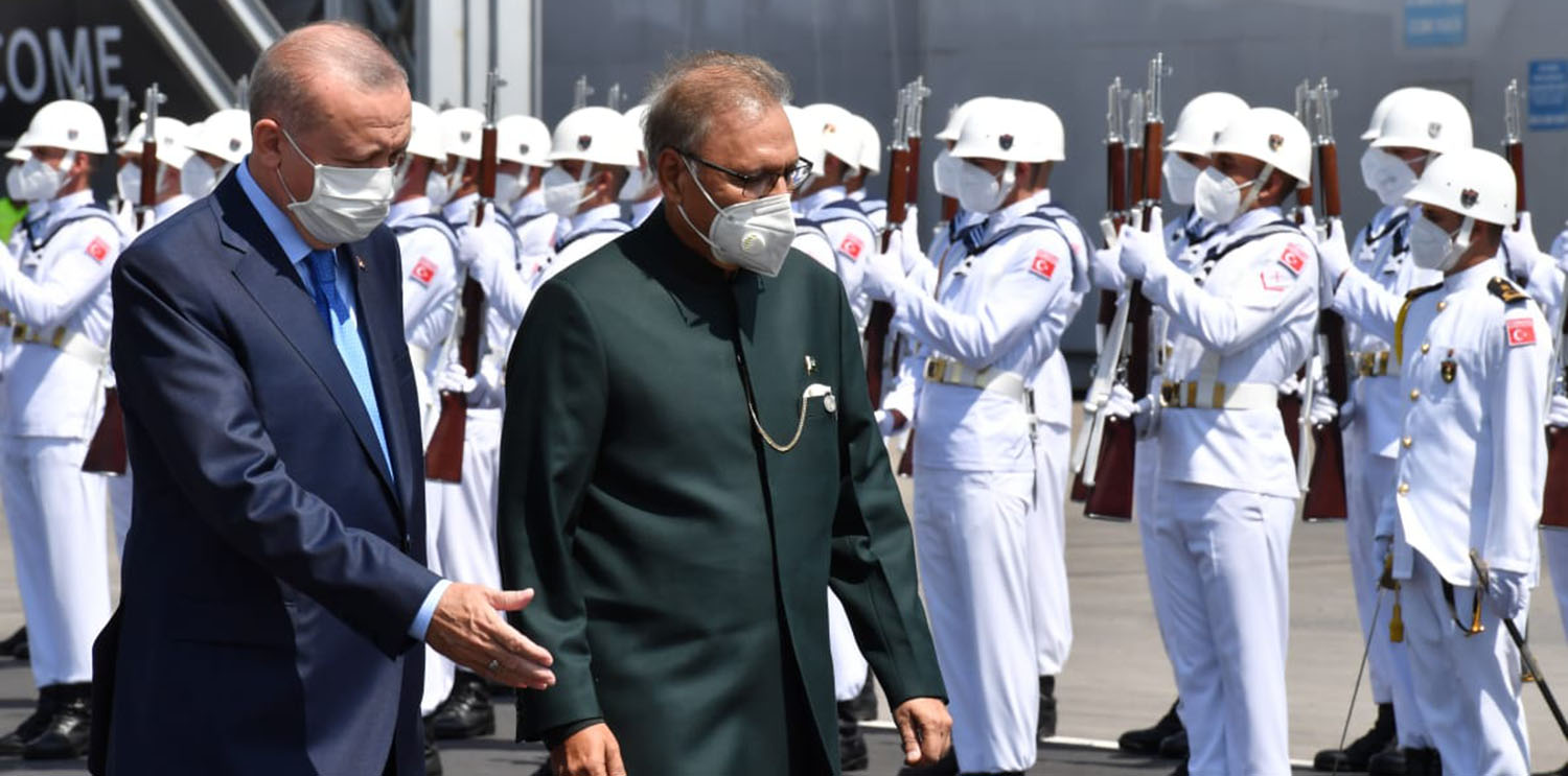 Presidents Alvi (right) and Erdogan on the way to the launch