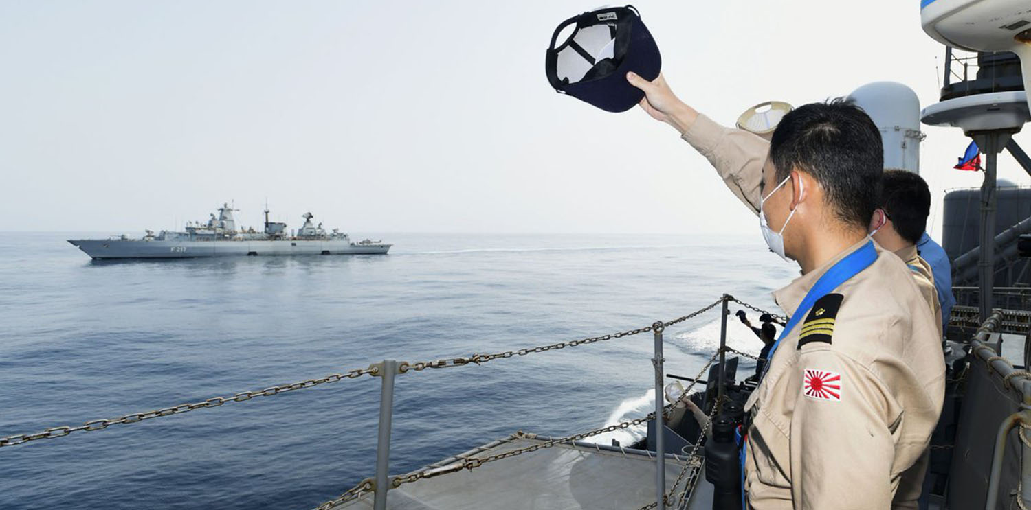 Mützenschwenken zum Abschied: Gruß vom japanischen Zerstörer