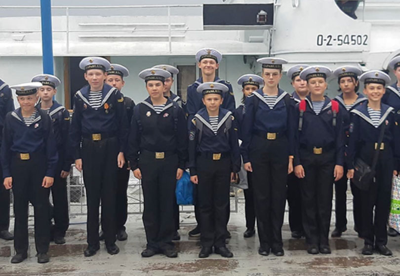 Junge russische Kadetten des Kindermarinezentrums Karavella