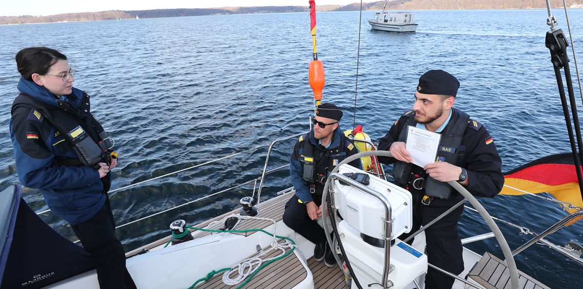Bei der Militärischen Segelausbildung werden viele Bausteine des späteren Alltags an Bord trainiert