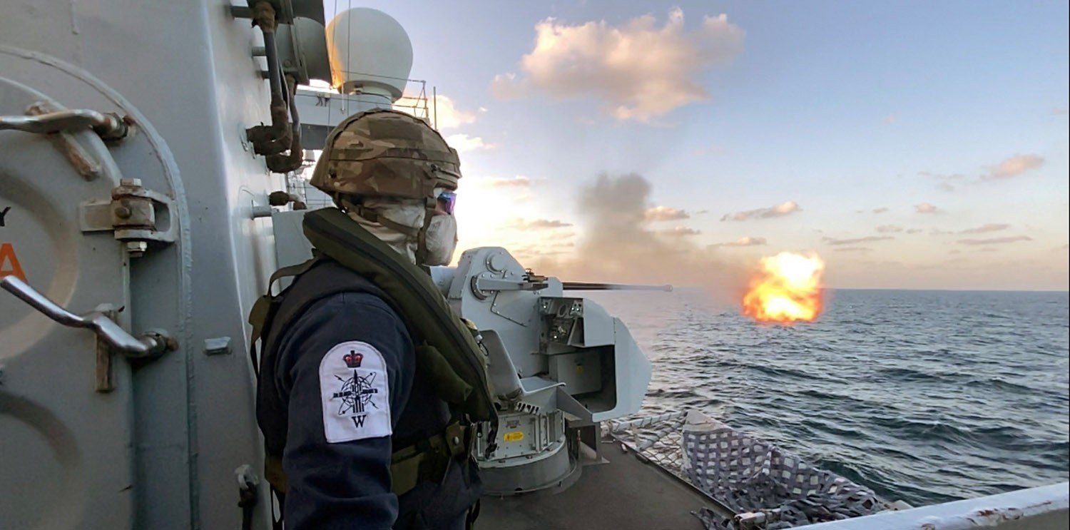 Einsatz des 30-Millimeter-Geschützes auf der HMS Montrose