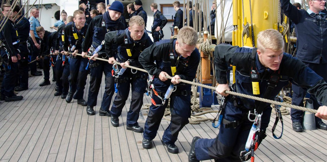 Der Großsegler benötigt viele starke Hände