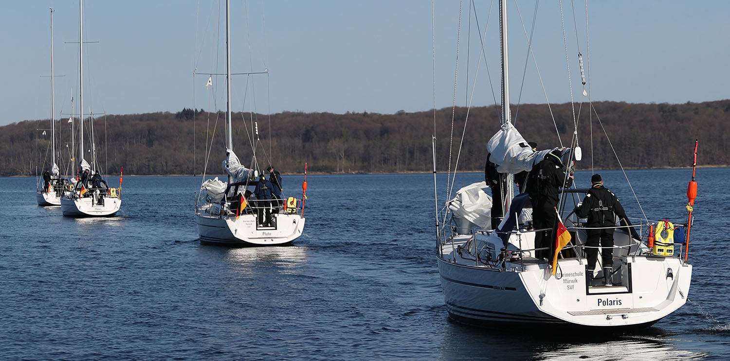 Zur Militärischen Segelausbildung gehört das Fahren in Formation