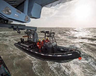 Buster in der pendelarmen Lastaufhängung am Davitkopf