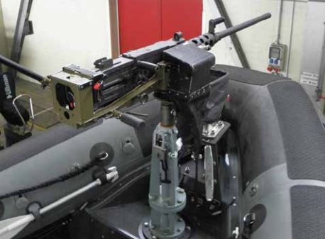 Eingerüstetes Maschinengewehr im Bug