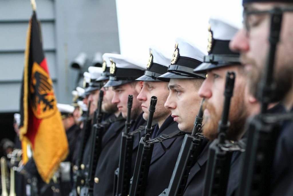 Ehrenformation an Deck
Foto: PIZ/Brakensiek