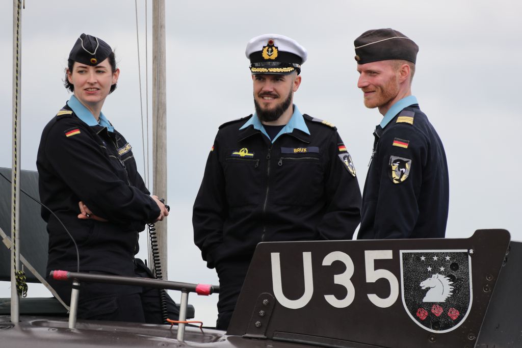 Kommandant U 35, Korvettenkapitän Brux mit Offizieren auf dem Turm