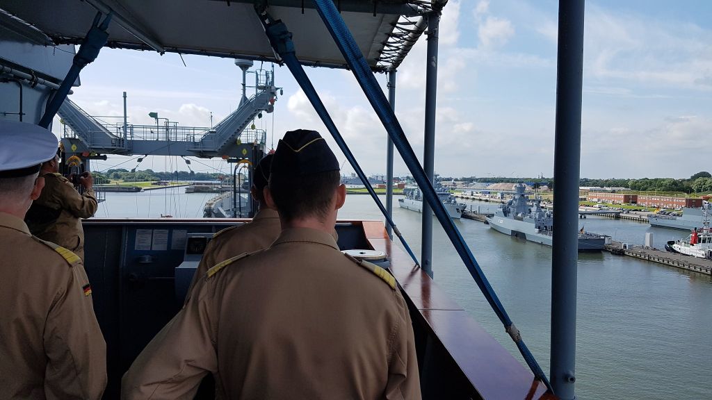 Punctually at 12:00 noon through the pier heads. Berlin is back home, photo: courtesy of the Wilhelmshavener Zeitung; Michael Halama