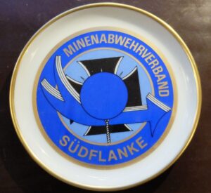 Das inoffizielle Verbandswappen wurde auf dem Teller zum Marineball 1991 verewigt