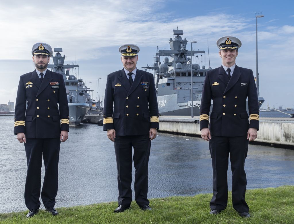 It's done: The new and the old commander with the new commander of EF 1, Flotilla Admiral FaltinPhoto: M.Peich
