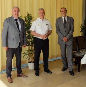 Vizeadmiral Kay-Achim Schönbach im Gespräch mit Chefredakteur Holger Schlüter (l.) und Redakteur Hans-Uwe Mergener