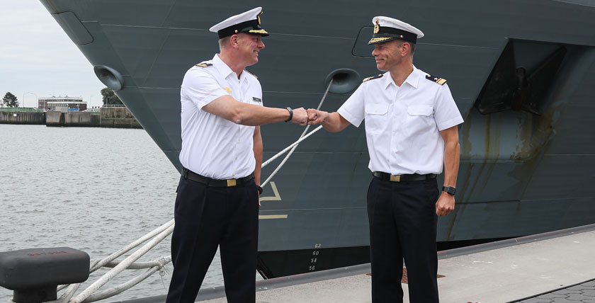 Flotilla Admiral Ralf Kuchler (right) and the new commander of Operational Flotilla 2, Flotilla Admiral Axel Schulz (left). Photo: Leon Rodewald