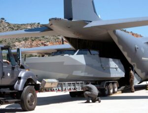Entladen eines Combat Craft - Assault aus einem C-17-Transportflugzeug. Foto: US DoD