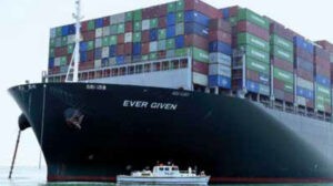 Nach der Havarie wurde die Ever Given von den Behörden noch über Wochen im Sueskanal festgehalten. Foto: Suez Canal Authority