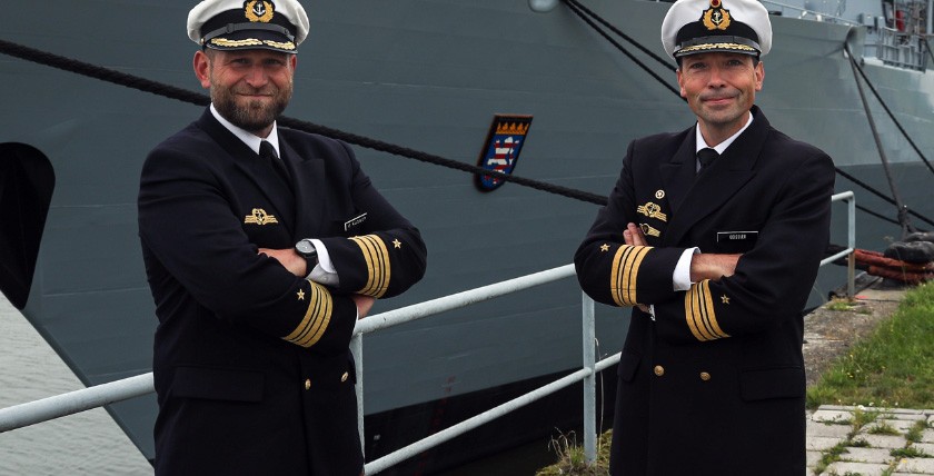Portrait photo for the handover of command of the frigate "Hessen". Frigate Captain Volker Kübsch (left) takes over command from Frigate Captain Hans-Ulrich Geißler (right). Photo: Leon Rodewald