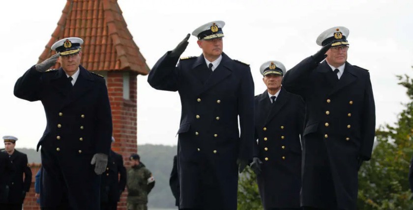 On 23 September 21, the former fleet commander, Vice Admiral Brinkmann, handed over command to Rear Admiral Kaack at the Mürwick Naval School. From left to right: Kaack, Schönbach, Brinkmann. Photos: Bundeswehr/Marcel Kröncke