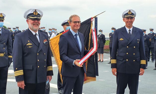 Fahnenband für den Einsatzgruppenversorger BERLIN