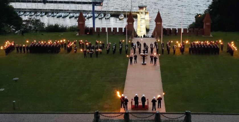 Torch bearer from the sea battalion, photos: Bundeswehr/Marcel Kröncke