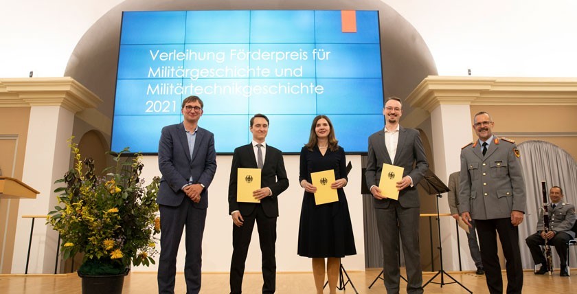 The three award winners with Prof Sönke Neitzel (left) and Major General Gert Nultsch. Photo: German Armed Forces