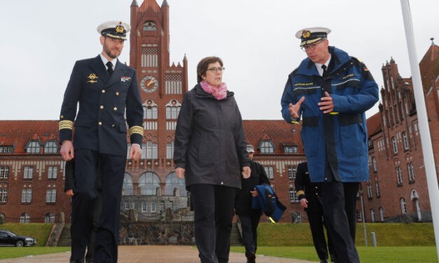 Federal Minister of Defence on a farewell tour