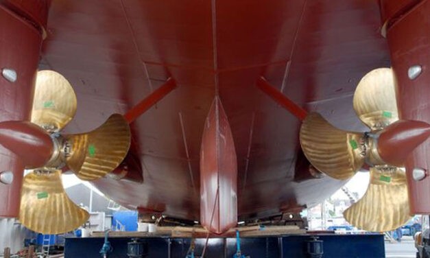 Wir fahren mit (dem) Strom