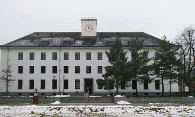 Marineversteck im Wald