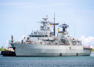 In der Rah die Gastlandsflagge - neben Stars and Stripes und der Dienstflagge der Seestreitkräfte.