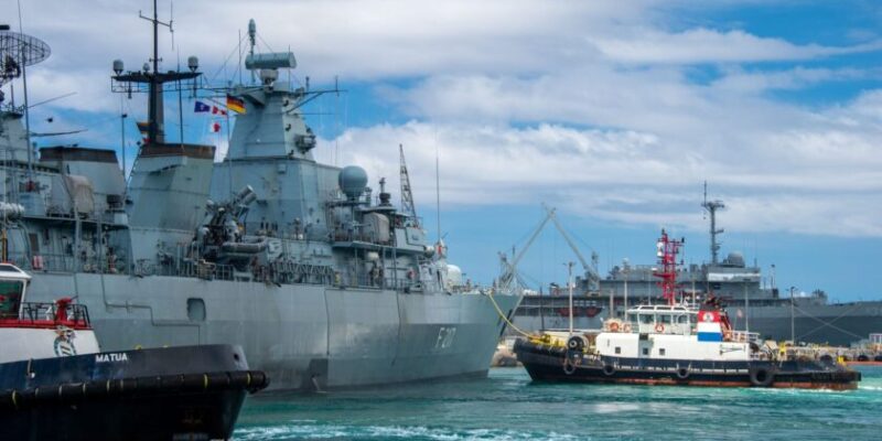 Fregatte BAYERN wird mit Schlepperhilfe festgemacht. Foto Ivo Schneider