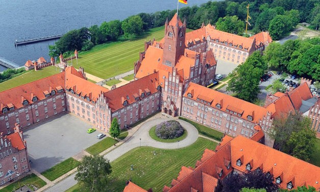 Defence Minister visits the naval school in Flensburg-Mürwik on 14 October