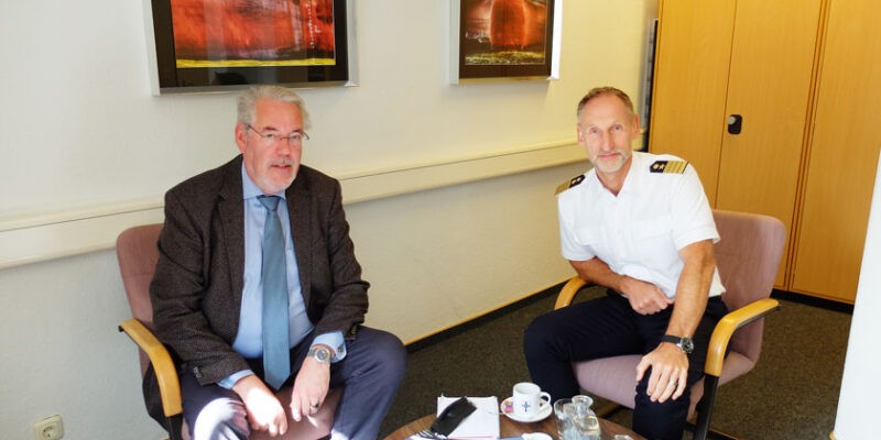 Kapitän zur See Thorsten Bobzin (r.) mit Chefredakteur Holger Schlüter. Foto: Holger Schlüter