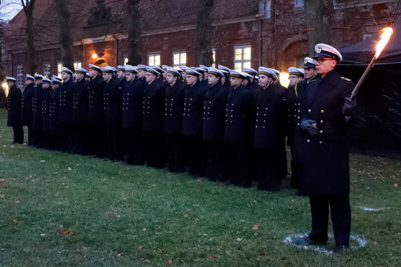 On 12 November 2021, the public swearing-in ceremony of the Naval NCO School took place at Plön Castle. Photo: Kröncke