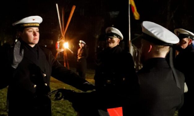 Public swearing-in ceremony on the riding arena at Plön Castle