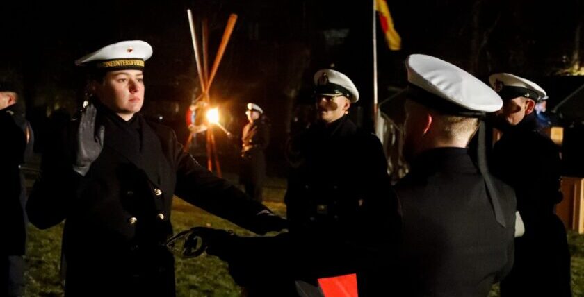 On 12 November 2021, the public swearing-in ceremony of the Naval NCO School took place at Plön Castle. Photo: Kröncke