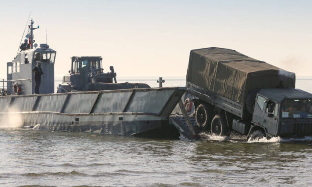 Spanische Marine hilft auf La Palma