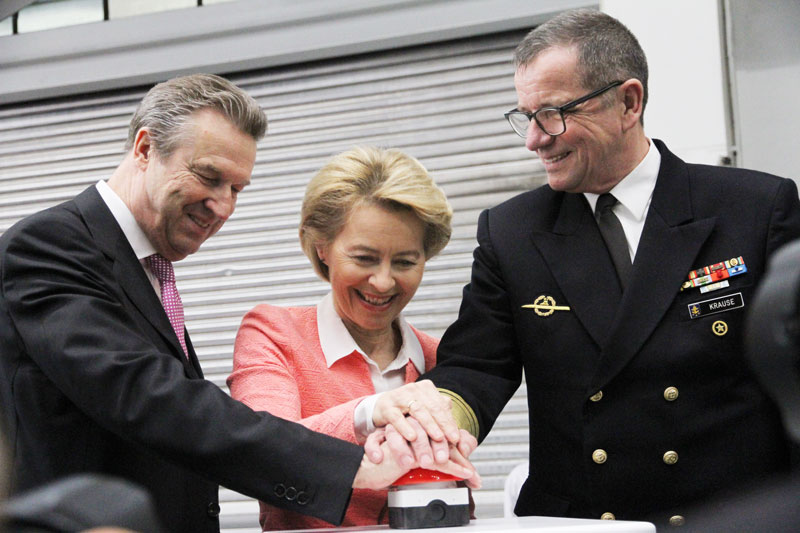 Brennstart der Korvette Köln 2019 in Bremen, den Startknopf drücken die damalige Verteidigungsministerin Ursula von der Leyen, Friedrich Lürssen und der damalige Inspekteur der Marine, Vizeadmiral Andreas Krause. Foto: PIZ/M Brakensiek
