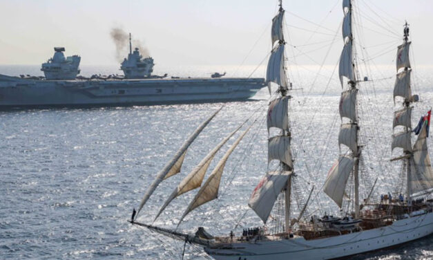 Flugzeugträger begegnet Segelschulschiff