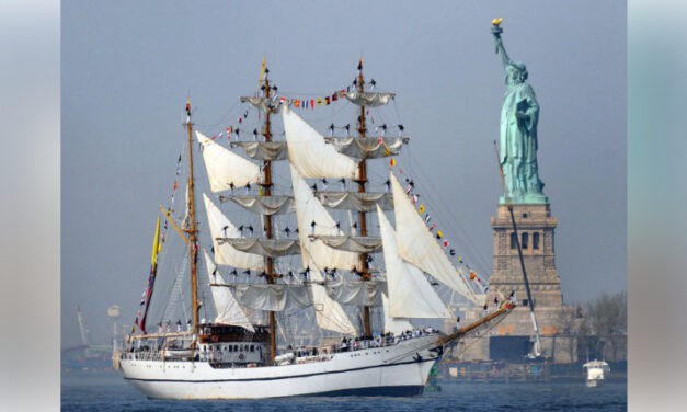 Segelschulschiff jagt Drogen-Schnellboot – und gewinnt