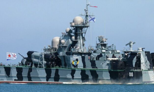 Russische Katamaran-Korvette SAMUM feuert Raketen