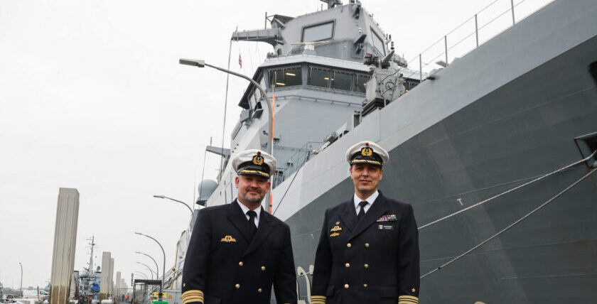 Commander new and old of the F125 crew "Delta" before the handover / PIZ Marine, L. Rodewald