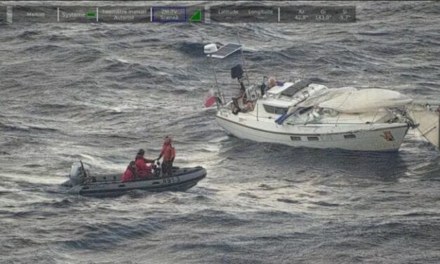 Segelboot und Flugzeugträger – ungleiches Treffen in See