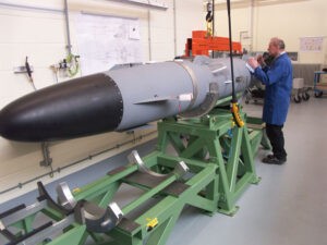 Wartung eines Seezielflugkörpers RBS 15 Mk 3. Foto: Diehl Defence