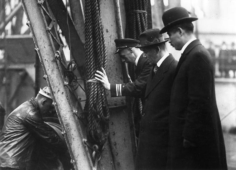 Offiziere der japanischen Delegation inspizieren 1921 das Kohleschiff USS ORION. Foto: NHC