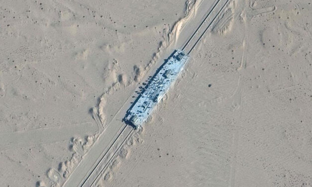 Schiffsattrappen im chinesischen Wüstensand