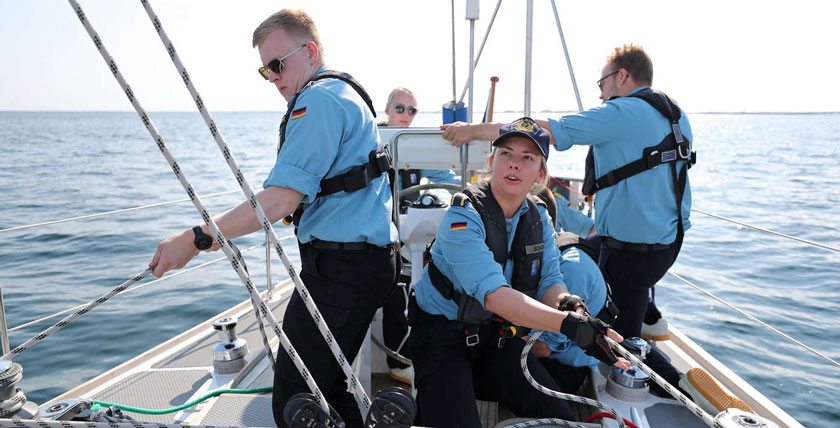 Mehr als Tradition: Segeln zu lernen, ist ein wesentlicher Bestandteil der Ausbildung von Offizieranwärterinnen und -anwärtern der Marine. Foto: Bundeswehr/Sebastian Wilke