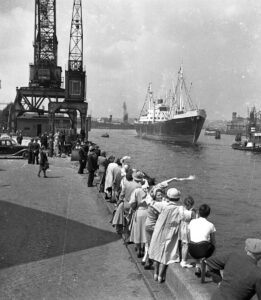 1951 verlässt die "Santa Ursula" den Hamburger Hafen. Fotos: Hamburg Süd