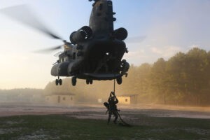 Fast Roping von einem Chinook-Hubschrauber. Foto: USMC