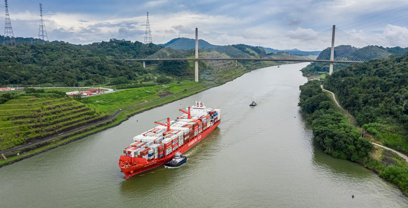 Hamburg-Süd-Schiff im Panamakanal. Fotos: Hamburg Süd