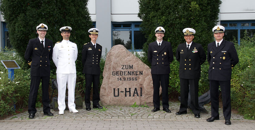 Participants of the international commander training course in front of the memorial stone for U-Hai at the submarine training centre. Photo: Bw