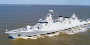 Marokkanische Sigma-Fregatte Allal ben Abdallah geleitet Trägergruppe durch die Straße von Gibraltar. Foto: M. Nitz