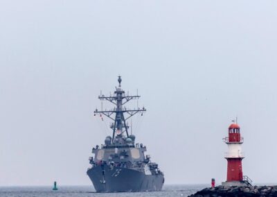 Zerstörer der Marine der Vereinigten Staaten "Donald Cook" (DDG - 75, Arleigh-Burke-Klasse) in Warnemünde, Foto: M Peich